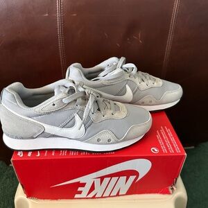 Nike Venture Runner Gray Sneakers Mens 6.5 (Women’s 8.0)